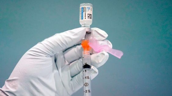 Aparentemente los trabajadores combinaron accidentalmente los ingredientes de dos vacunas distintas hace varias semanas. Foto: AP.