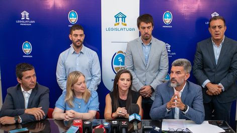 La ministra de Seguridad, Mercedes Rus, presentó el proyecto para regular el trabajo de los preventores municipales. Fue acompañada por parte de su gabinete, Andrés Lombardi, Hebe Casado y Ulpiano Suárez.