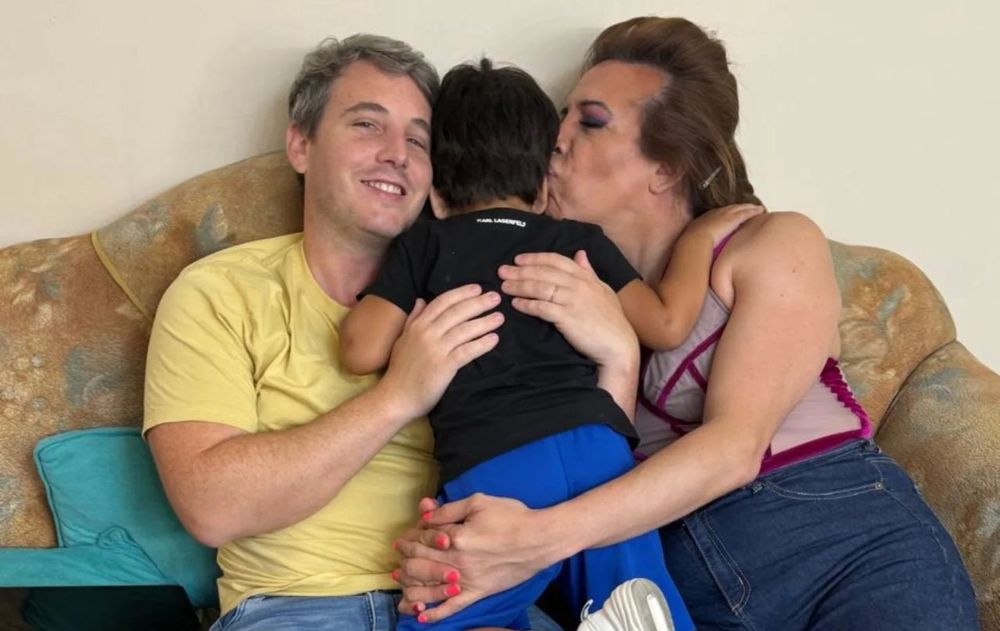Lizy Tagliani y Sebastián Nebot junto a su hijo.&nbsp;