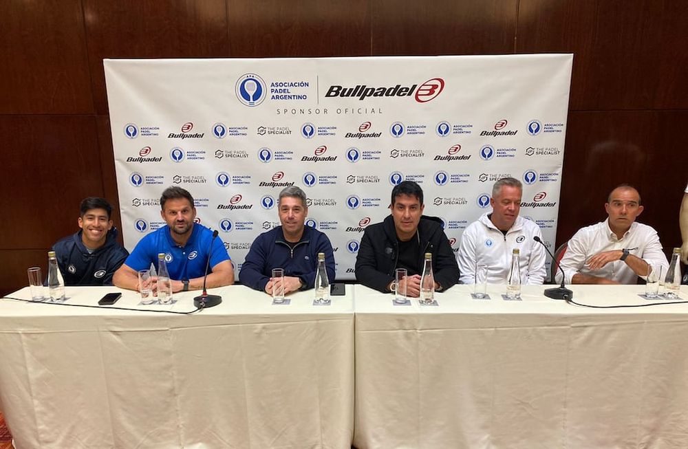 Estuvieron presentes en el evento, el Presidente de Asociación de Padel Argentino, Santiago Brito; el Secretario General, Esteban Biasi, el representante de la marca Bullpadel y ex jugador, Pablo Rovaletti y además, el jugador del Seleccionado Nacional, Federico Chingotto. / Gentileza.