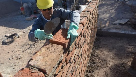 Acceso a la vivienda. Este año la Justicia local determinó que las cuotas UVA no pueden superar el 35% del salario. / José Gutiérrez