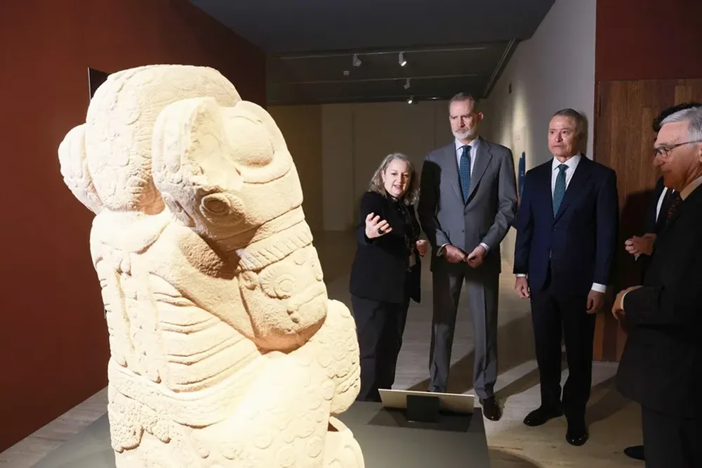 El Rey Felipe VI, junto al embajador de México, Quirino Ordaz Coppel, visita la exposición La mitad del mundo. La mujer en el México indígena&nbsp;