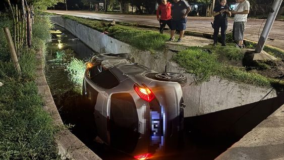 El conductor se habría quedado dormido y terminó dentro del canal.&nbsp;