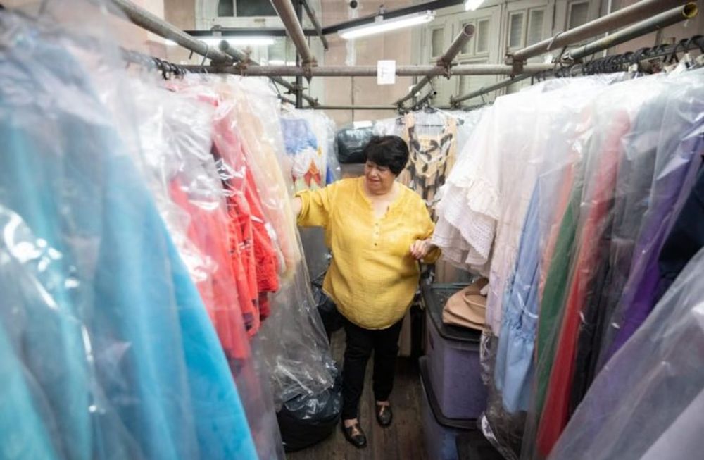 Inauguraron el uso de un sistema informático para gestionar 40.000 prendas del patrimonio de vestuario de Vendimia. Se hará en el Espacio Integral de Vestuario de Vendimia presentado ayer. Se apunta a la optimización del registro, trazabilidad y la puesta en valor de este valioso bien cultural. Es una réplica de la estrategia que se usó en el teatro San Martín de Buenos Aires.