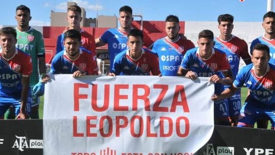 Los jugadores titulares en el partido con Patronato posaron con una bandera en apoyo para Leopoldo Luque. Foto: Gentileza