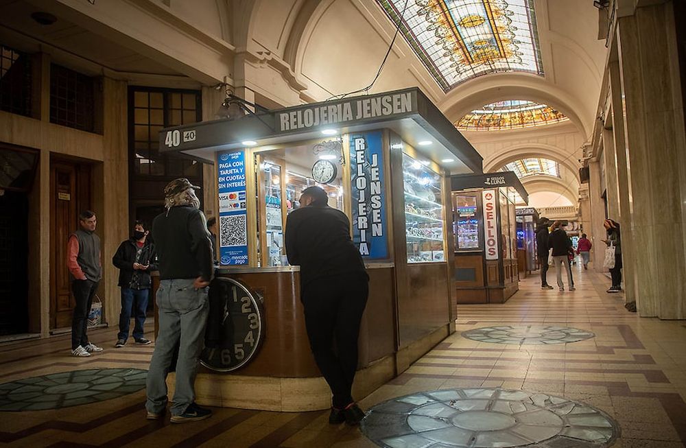 Los paseos repletos de vidrieras y hasta cines fueron mutando. Algunas se adaptaron a “nichos” del mercado, como el pasaje San Martín. Foto: Ignacio Blanco / Los Andes