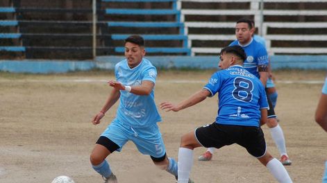 Los Andes | Leonardo Zolorza (5), de Gutiérrez, intenta eludir a Gaspar Cuello (8), volante del CEC. / Prensa Gutiérrez SC.