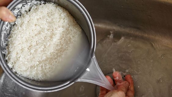 El arroz sin un lavado previo logra unos granos pegajosos y pesados que se notan en la digestión.