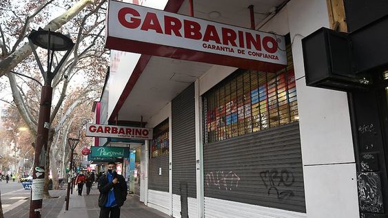 En Garbarino, los empleados decidieron cerrar y no atender al público hasta que se defina su situación laboral. Foto: José Gutierrez / Los Andes