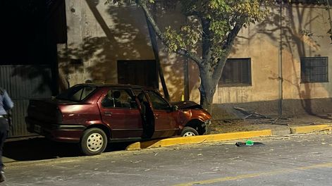 Tragedia en Guaymallén: una familia chocó contra un árbol y murió un hombre