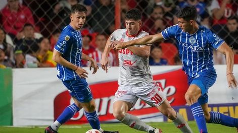 Los Andes | Juan Nardoni intenta zafar de la marca de Allende y Bullaude. Foto: Prensa Club Unión.