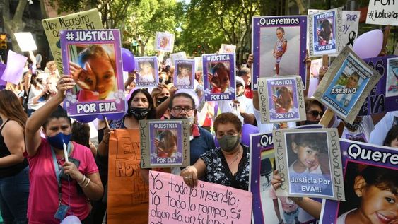 Con carteles, pancartas y fotos de Eva, los manifestantes pidieron justicia por el hecho.