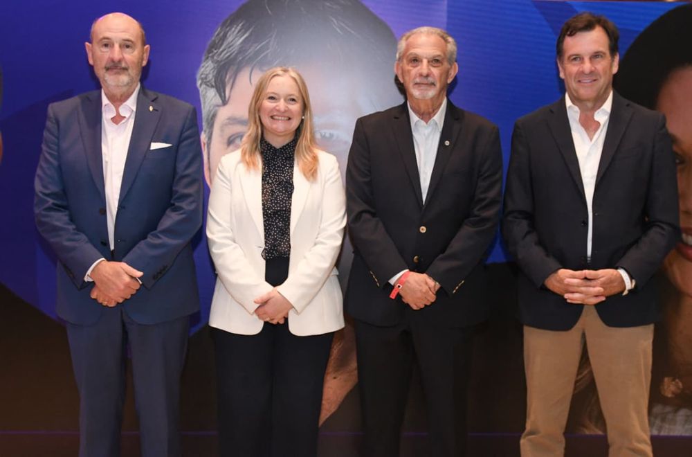 Rodolfo Vargas Arizu, ministro de Producción de Mendoza; Hebe Casado, vicegobernadora; Hugo Goransky, vicepresidente del Departamento Minero de la Unión Industrial Argentina; y Marcos Ayerra, empresario y disertante del Bootcamp Empresarial 2026, durante la apertura del encuentro.