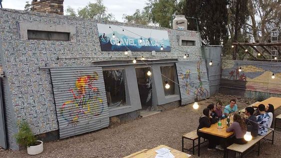 El área antes llena de locales bailables y desbordada de jóvenes y vehículos los fines de semana, va mutando y se rinde a la tranquilidad que proponen los nuevos emprendimientos. | Foto: José Gutiérrez / Los Andes