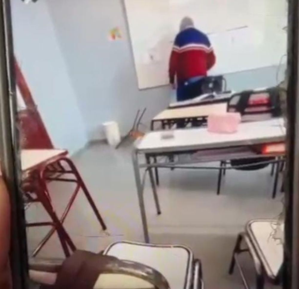 Captura del video que registró la agresión de un alumno contra un profesor en la Escuela Nacional, en San Martín