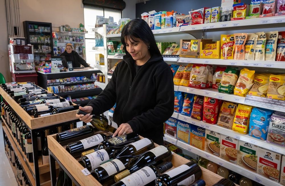 Empleados de comercio: si se suma el presentimo, el salario básico alcanzará el piso de $286.000 pero falta ver cuándo se pagará el bono de $30.000Foto: Ignacio Blanco / Los Andes