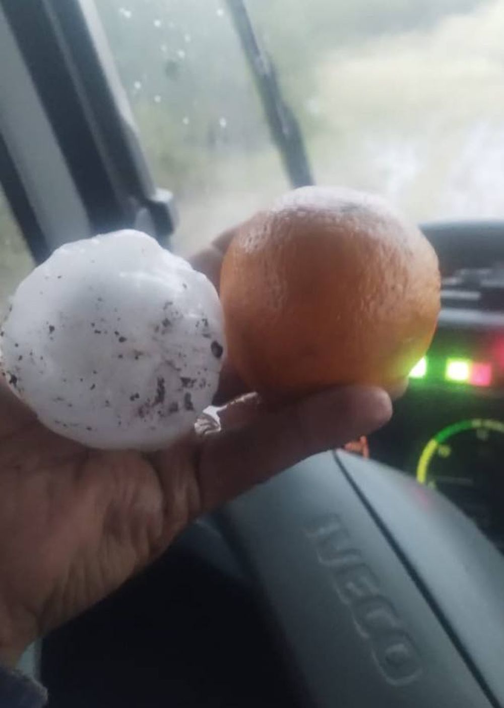 Tormentas con lluvias intensas y granizo de gran tamaño afectaron el sudeste de Santa Rosa y La Paz. 