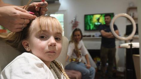 Los Andes | Campaña de corte solidario para juntar dinero para ayudar a Juanita, la nena que tienen que realizarle una operación en sus manos.Foto: José Gutierrez / Los Andes
