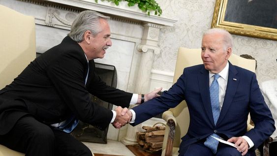 El presidente de los Estados Unidos, Joe Biden, se reunió con el presidente Alberto Fernández en la Oficina Oval de la Casa Blanca en Washington, DC. Foto: EFE/EPA/Yuri Gripas / POOL