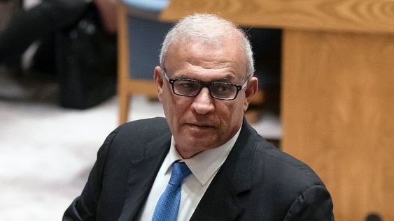 El representante especial de la Autoridad Palestina  Ziad Abu Amr sale de una reunión del Consejo de Seguridad en las oficinas de la ONU el jueves 18 de abril de 2024, durante la jornada que definió el rechazo al ingreso del país como miembro del organismo. (AP Foto/Yuki Iwamura)