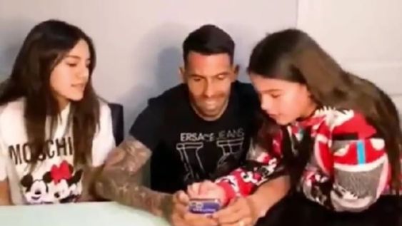 Tevez comentó en el vivo de Instagram de su hija mayor y las capturas se viralizaron