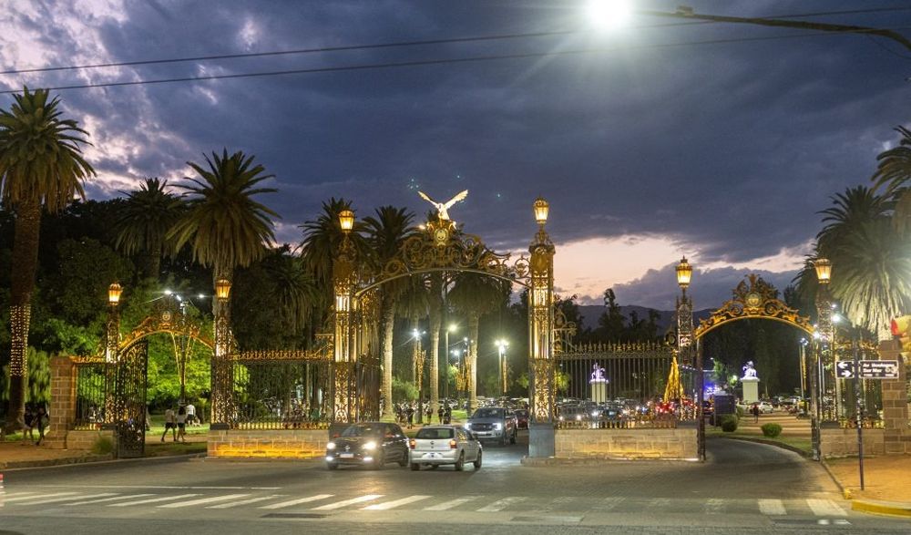 Intentó abrir autos y amenazó a una pareja en el Parque San Martín