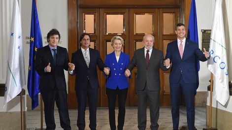 Los Andes | Cumbre Mercosur: los presidentes de Argentina, Javier Milei; de Uruguay, Luis Lacalle Pou; la presidenta de la Comisión Europea, Ursula von der Leyen; y los presidentes de Brasil, Luiz Inácio Lula da Silva, y de Paraguay, Santiago Peña, posan en Montevide