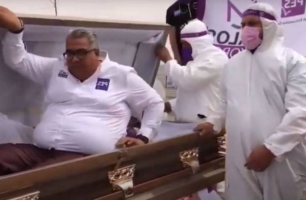 Un político mexicano llegó a un acto en un coche fúnebre y salió de un ataúd. Foto: Captura YouTube