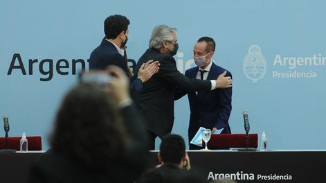 Los Andes | Gero Caro, quien ejerce la medicina en Mendoza, recibe su DNI no binario de manos del presidente Alberto Fernández.