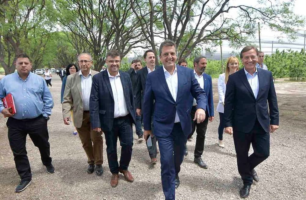 El Ministro de Economía Sergio Massa, visito la provincia de Mendoza para anunciar ayuda económica a los productores afectados por las heladas. Lo acompañó el Gobernador de Mendozam Rodolfo Suarez