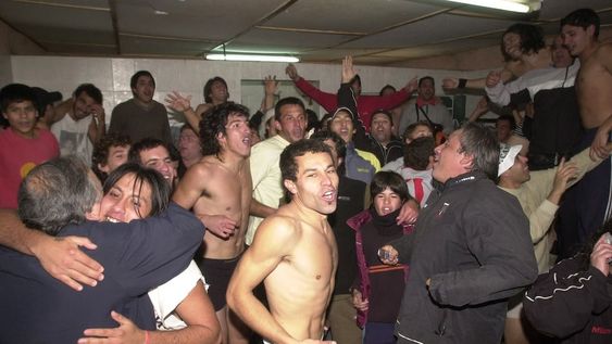 Los jugadores, directivos del Lobo e hinchas festejan en el antiguo vestuario local del estadio Víctor Legrotaglie el ascenso al Federal A 2006.