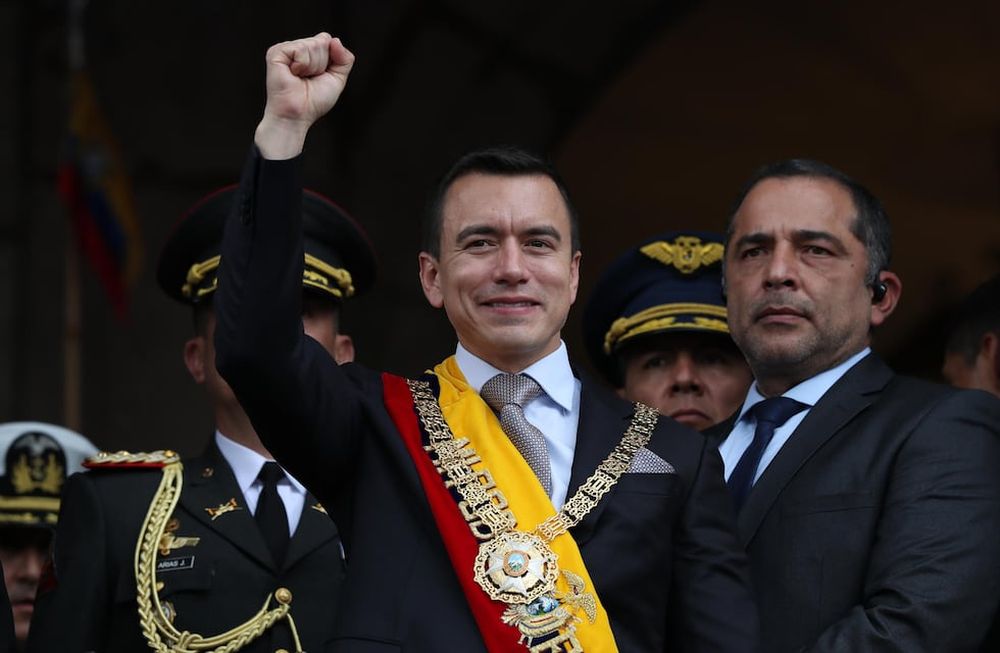AME9097.QUITO (ECUADOR), 23/11/2023.- Agentes escoltan el vehículo donde se traslada el presidente de Ecuador, Daniel Noboa, tras la ceremonia de investidura hoy, en Quito (Ecuador). EFE/ Julio Estrella