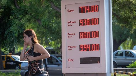 Los Andes | Desde que se liberaron los controles de precios, los combustibles vienen subiendo periódicamente, lo que podría volver más rentables las inversiones en el sector petrolero. Foto: Ignacio Blanco / Los Andes