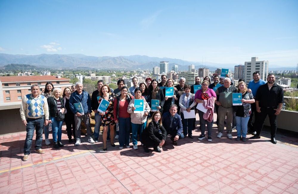 Familias de los barrios San Martín, Nuevo Amanecer y Nueva Esperanza escrituraron sus viviendas en la Ciudad