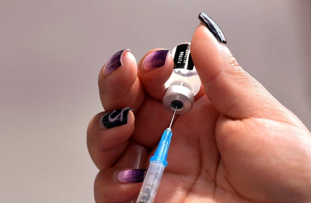 A partir de este jueves comenzará a aplicarse una tercera dosis a mayores de 50 y personas con comorbilidades que hayan recibido los dos componentes que corresponden. Foto: Orlando Pelichotti