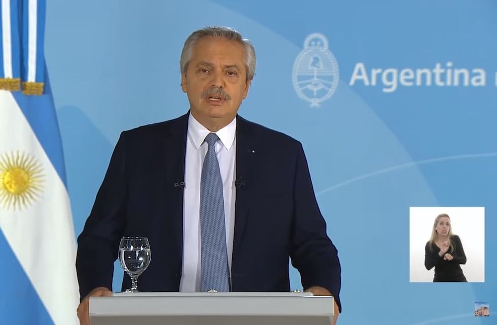 La devolución retroactiva del impuesto apunta a fortalecer el poder de compra y, se estima, mejorará las chances electorales de Fernández y el Frente de Todos.