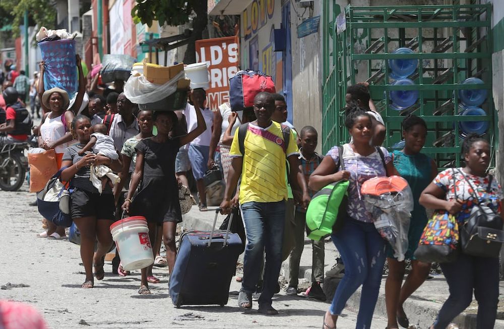 Residentes abandonan sus hogares en su huida de los enfrentamientos entre pandillas armadas en el distrito Carrefour-Feuilles de Puerto Príncipe, Haití, el 15 de agosto de 2023. (AP Foto/Odelyn Joseph, archivo)