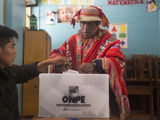 Fotografía de archivo de un campesino que vota en unas elecciones en Perú. Fotografía de archivo de un campesino que vota en unas elecciones en Perú.