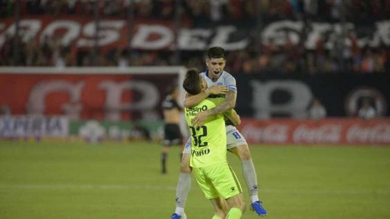 Imagen de la última alegría tombina, en Rosario ante Newells. Rey (ya no está) y Carrasco hoy es suplente.