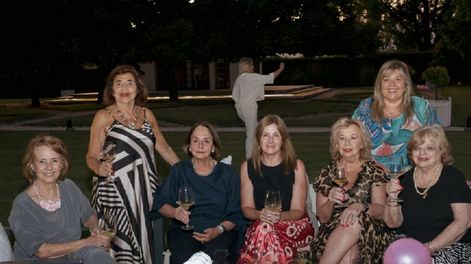 Eliana Bórmida, Lucy Pujals, Susana Gómez, Sandra Cané y Graciela Santamaría. Paradas: Marta Ceballos y Silvia Cervós.