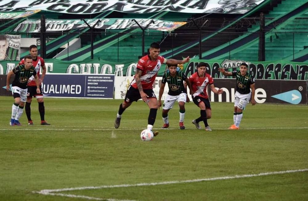 Leandro Corulo, desde los 12 pasos, puso el 1-0 sobre Nueva Chicago. Gentileza: Prensa Nueva Chicago.