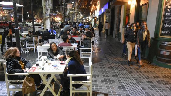 Hast las 23, los fines de semana se puede asistir a restaurantes sin la restricción de DNI - José Gutiérez / Los Andes