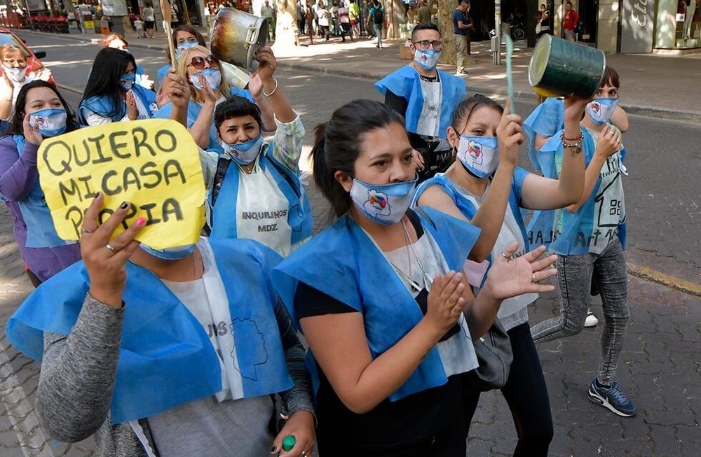 Protesta de Inquilinos por viviendas propiasMarchas por calles céntricas de personas que alquilan viviendas, para lograr que el IPV otorgue la posibilidad de viviendas propiasFoto: Orlando Pelichotti