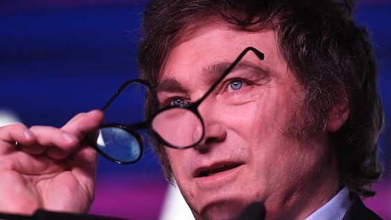 El candidato presidencial por La Libertad Avanza (LLA), Javier Milei, celebró con los principales dirigentes de su fuerza los resultados obtenidos en las PASO. (Reuters)