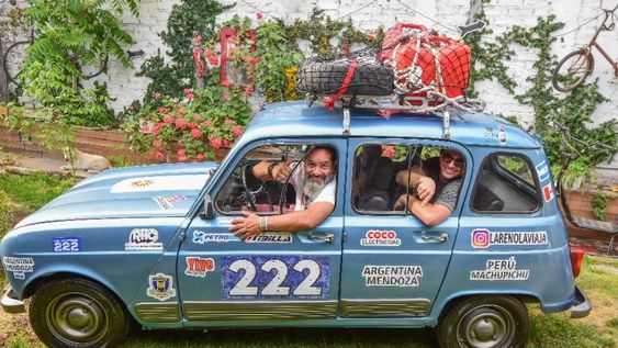 Ariel y Juan Pablo trabajaron muchos días de cuarentena para poner a punto “La Renola”. Sumarán libros y música a su lento pero firme trayecto. Foto: Mariana Villa / Los Andes