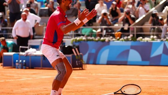 Por fin lo consiguió: Novak Djokovic le ganó un partidazo a Carlos Alcaraz y logró conquistar la dorada en su quinto juego olímpico.