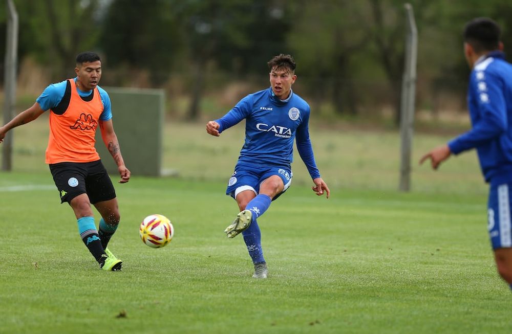 Una duda central. El ex San Lorenzo, Gianluca Ferrari, fue titular ante Belgrano (en dupla con Herrera) y lo volvería a ser en el duelo de hoy, frente a Talleres