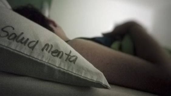 Antes los pacientes eran internados “donde había lugar”; ahora los hospitales generales avanzan hacia internaciones diferenciadas en salud mental, con equipos especializados, entornos de contención y actividades terapéuticas.