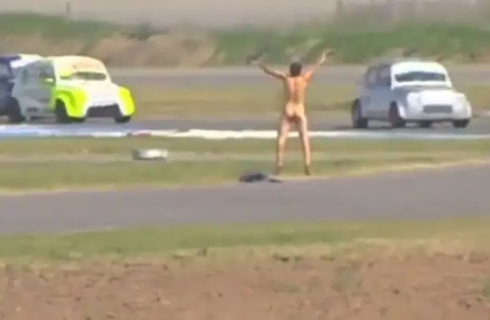 Un momento insólito se vivió Autódromo de la Ciudad de Rafaela cuando uno de los fanáticos se quitó la ropa a pocos metros de la pista. / Captura.
