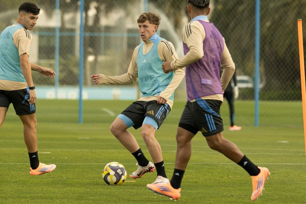 El jugador mendocino ya se encuentra en Chile, donde el domingo comenzará a disputar el Mundial junto a la Selección Argentina Sub20. Durante las prácticas estuvo entre los titulares. 